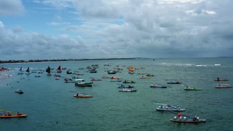 Toma-De-Drones-Aéreos-A-La-Derecha-Del-Famoso-Puerto-De-Galinhas-O-Playa-De-Puerto-De-Pollo-Con-Docenas-De-Veleros-Anclados-Y-Turistas-Nadando-En-Las-Aguas-Cristalinas-Del-Océano-En-Pernambuco,-Brasil