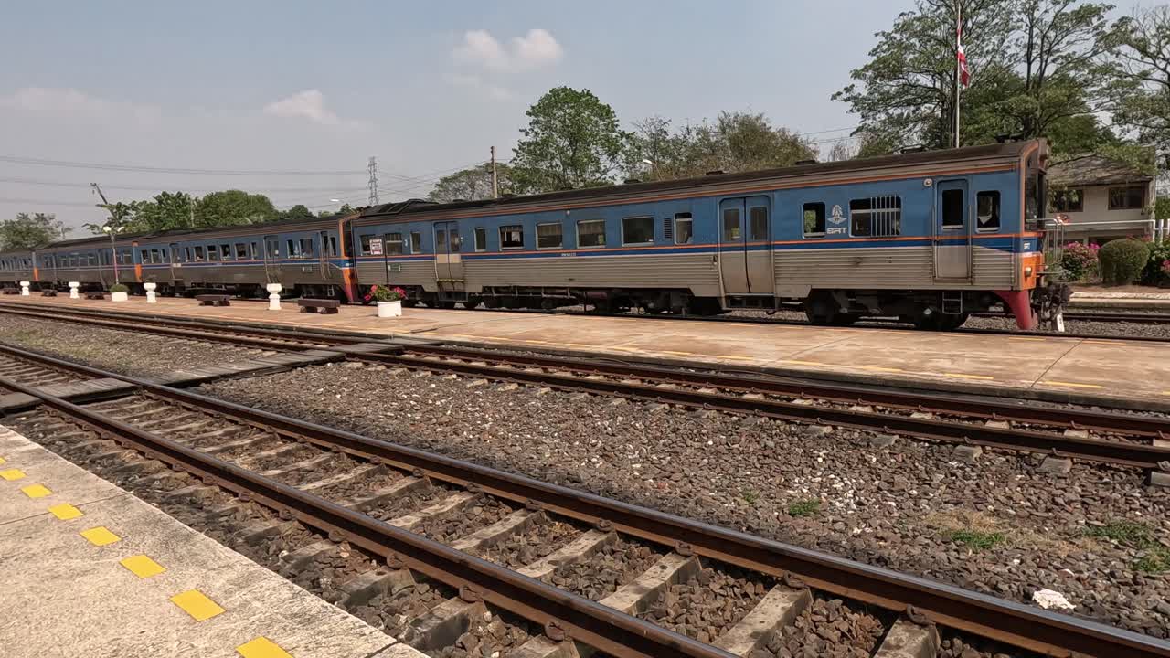 열차가 역에서 트랙을 가로질러 움직입니다.