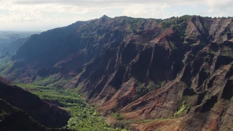 Dramáticas-Imágenes-Aéreas-Del-Famoso-Cañón-De-Waimea-En-Kauai