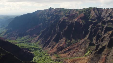 dramáticas imágenes aéreas del famoso cañón de waimea en kauai
