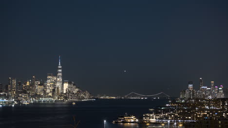 El-Centro-De-Manhattan,-Nueva-York-Y-El-Río-Hudson-Por-La-Noche.