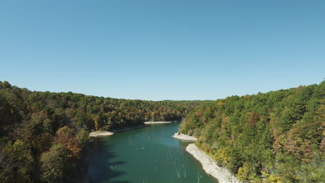 Vista-Aérea-De-Los-Bosques-Otoñales-En-La-Orilla-Del-Lago-Beaver-En-Arkansas,-EE.UU.