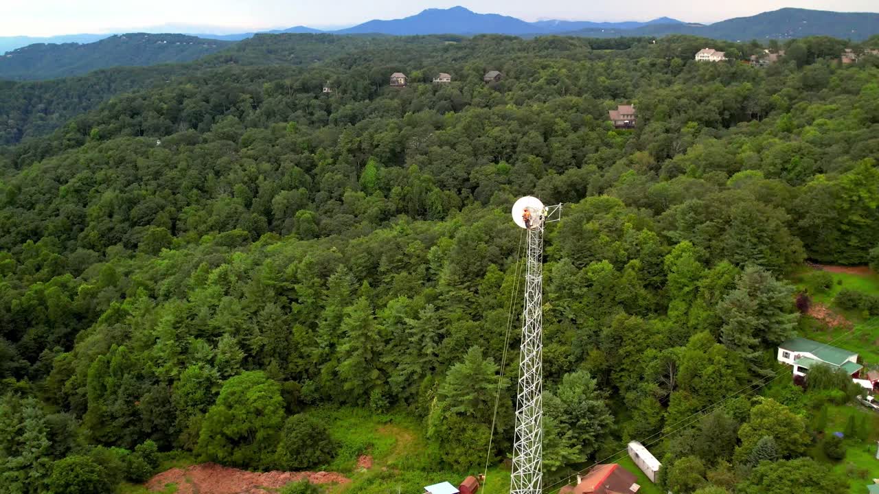 antena de la torre de comunicaciones con el abuelo mountain nc, carolina del norte en el fondo