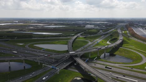 Bewegung-Von-Oben-Auf-Einen-Niederländischen-Autobahnknotenpunkt-Zu