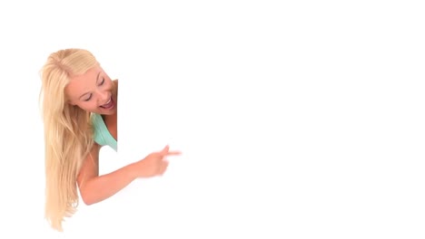 mujer apuntando a un panel en blanco
