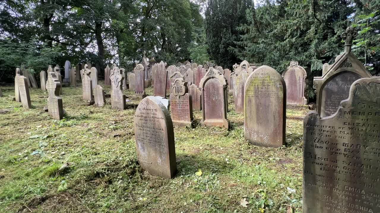 imágenes de vídeo de antiguas lápidas en el cementerio de la iglesia de san miguel y todos los ángeles