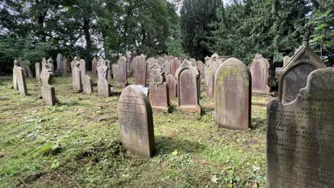 imágenes de vídeo de antiguas lápidas en el cementerio de la iglesia de san miguel y todos los ángeles
