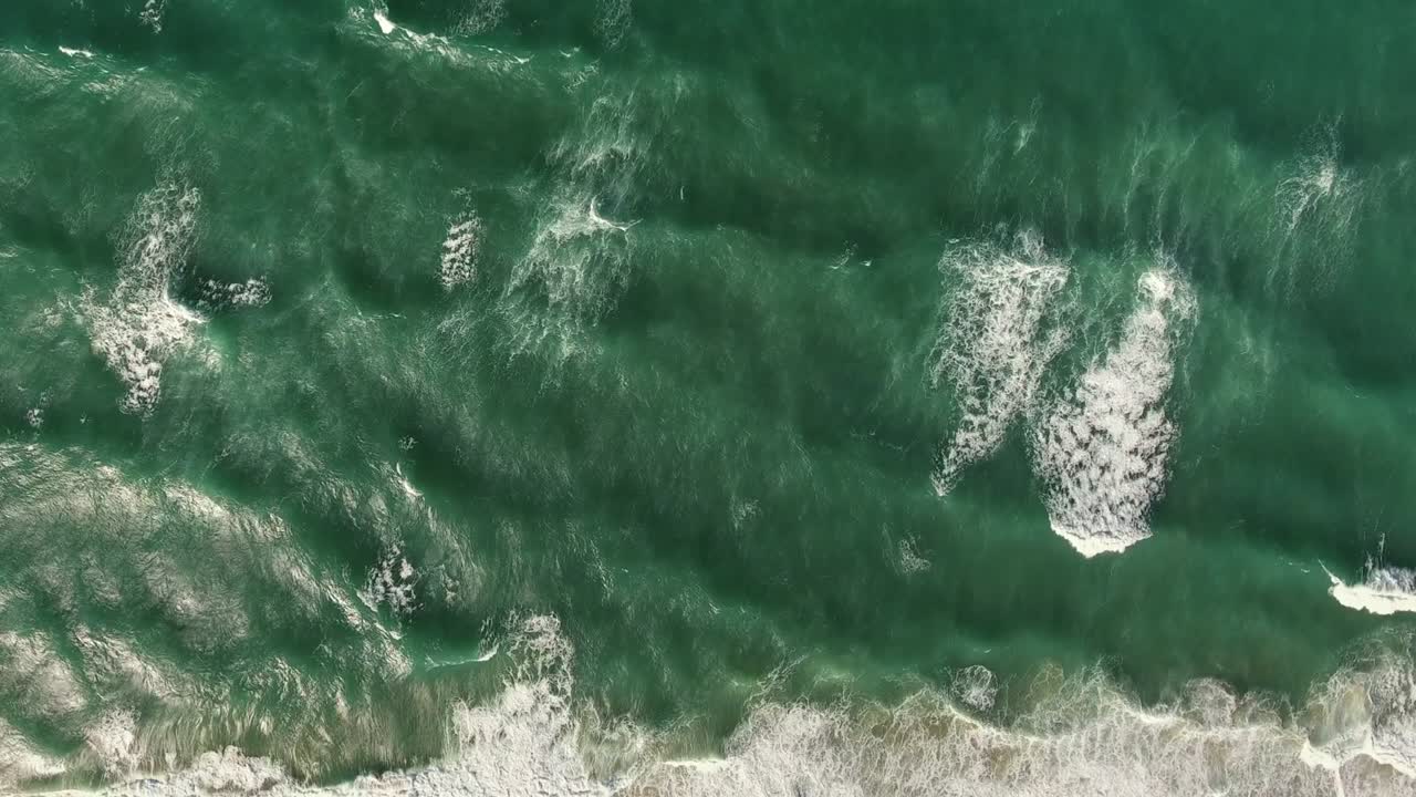 vista aérea de las olas en el océano atlántico, brasil.