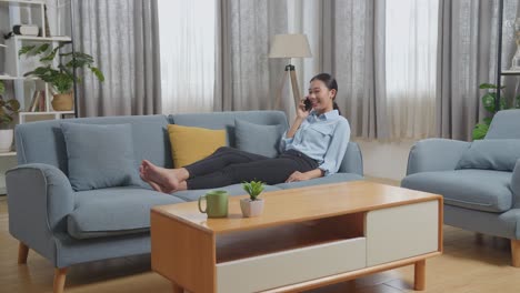 소파에서 전화로 얘기하는 여자