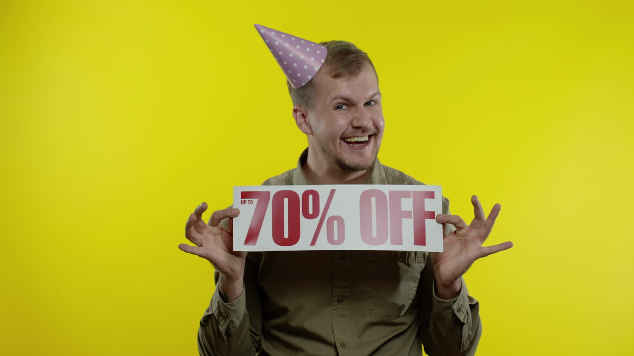 hombre alegre mostrando palabra de venta y mostrando hasta un 70 por ciento de descuento en la inscripción. concepto de viernes negro