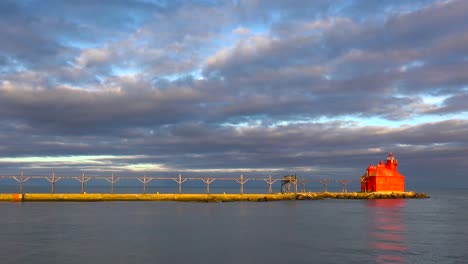 El-Hermoso-Faro-De-Sturgeon-Bay-En-Door-County-Wisconsin-Se-Ilumina-En-Rojo-En-El-Crepúsculo-2