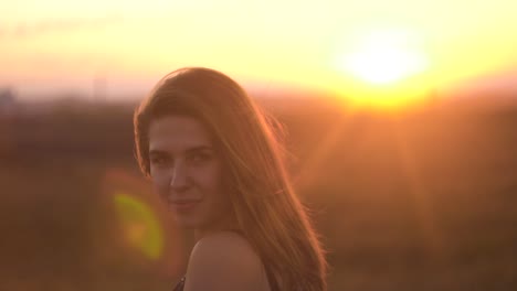 mujer al atardecer