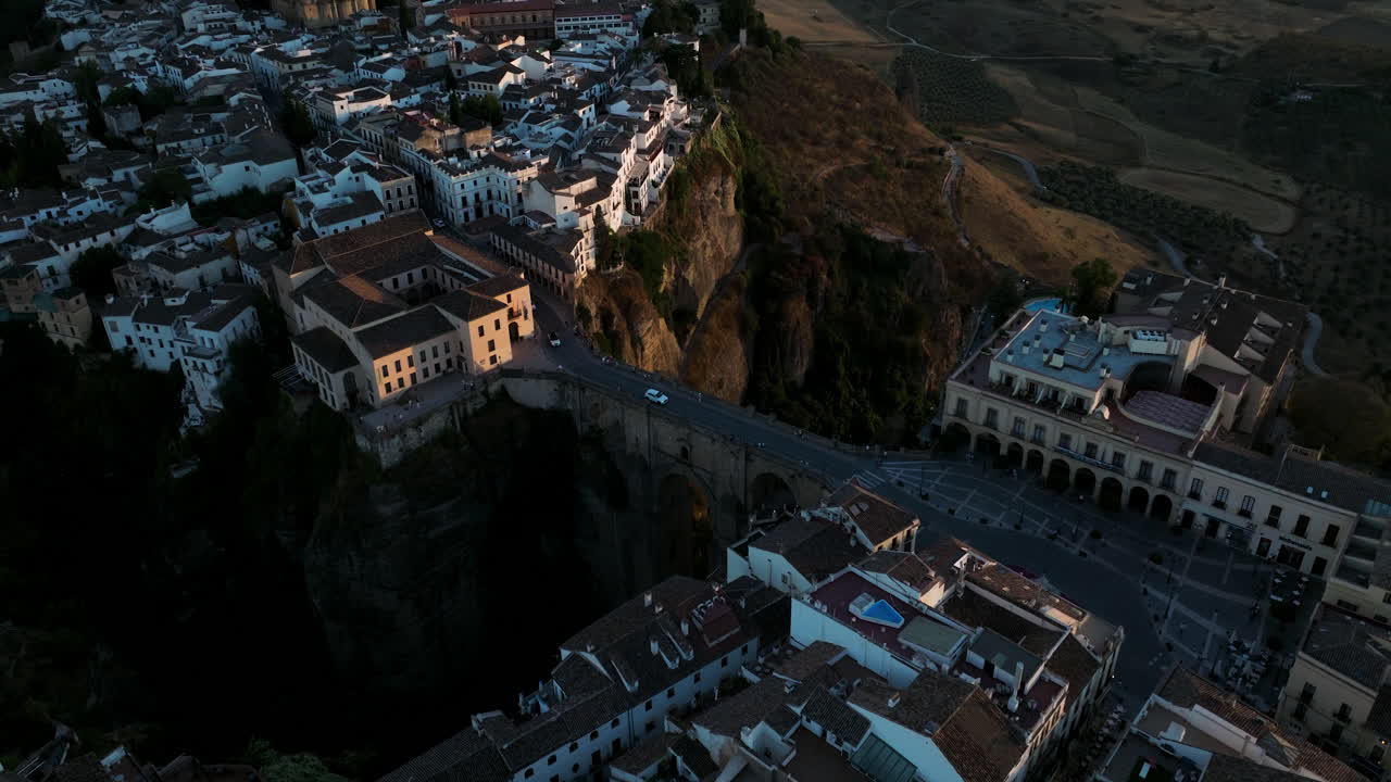 ciudad de ronda con puente nuevo y edificios en andalucía, españa al atardecer - toma aérea de drones