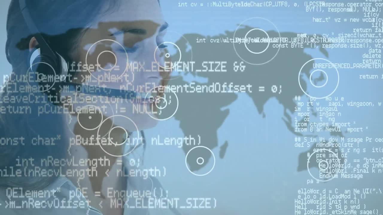 데이터 처리 및 박동하는 서클을 통해 백인 여성 고객 서비스 임원 작업