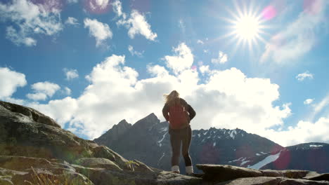 mujer haciendo senderismo en las montañas