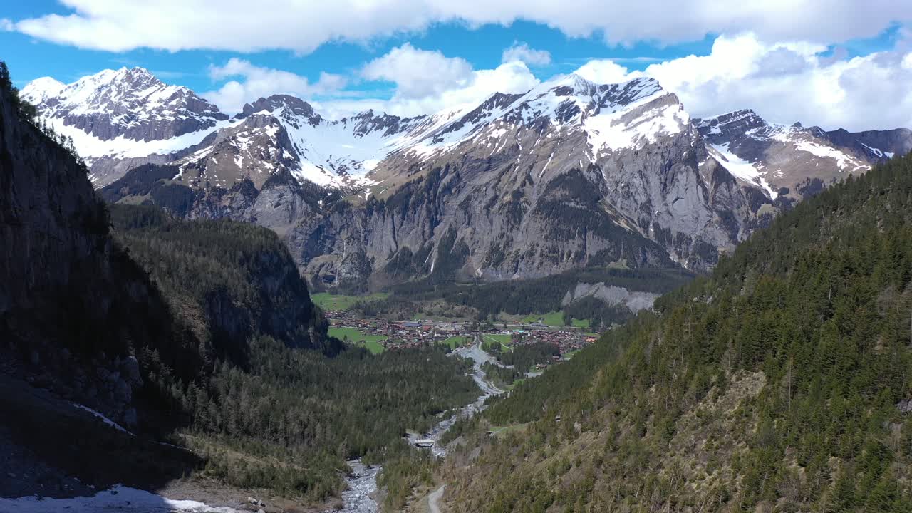 아름다운 고산 빙하 계곡과 광활한 산간 풍경 위로 드론 비행