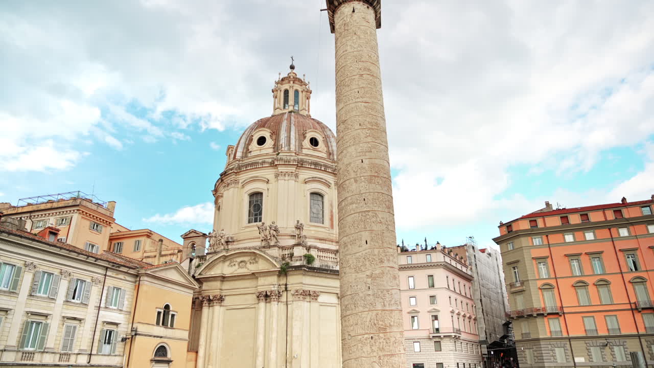 Paesaggio urbano dell'antico centro di Roma, Italia. Santa Maria di Loreto e Colonna Traiana, persone che camminano, edifici antichi intorno