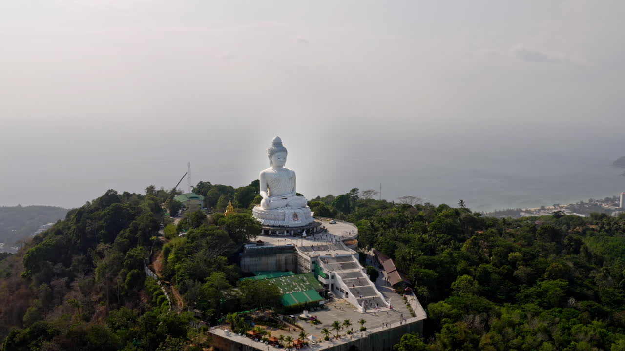 vista aérea de la gran estatua de buda en la colina en phuket, dando vueltas amplias