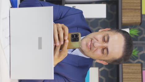 video vertical de un hombre de negocios enviando mensajes de texto por teléfono.