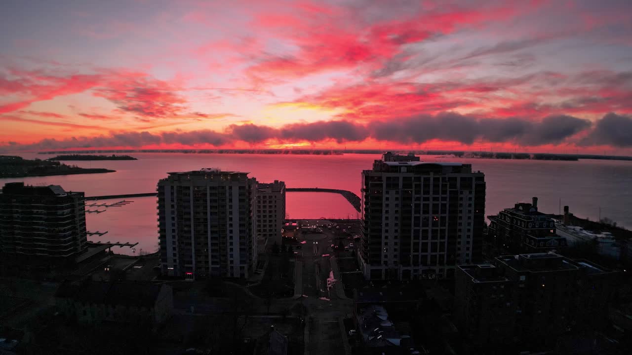 serenidad escarlata: amanecer en el cielo rojo en el lago ontario