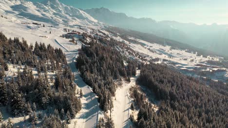 increíble vista aérea sobre la estación de esquí de los alpes europeos, escena de puesta de sol de nieve de invierno