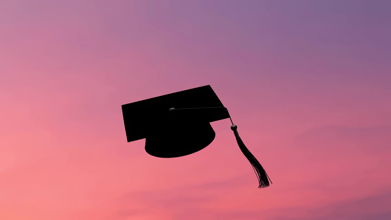 Pürüzsüz pembe, mercan ve mor gün batımı gökyüzüne karşı yüksekte süzülen koyu renkli mezuniyet kepi ve püskül silueti, yumuşak bulut şeritleri, sıcak ufuk parıltısı, yukarıdan bir bakış açısı ve dingin, yansıtıcı bir kutlama atmosferiyle