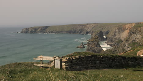 The-Beautiful-Coastline-Of-Bedruthan,-United-Kingdom-On-A-Bright-Sunny-Day---Wide-Shot