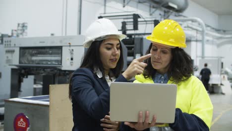 Ernsthafter-Junger-Projektmanager-Im-Gespräch-Mit-Techniker