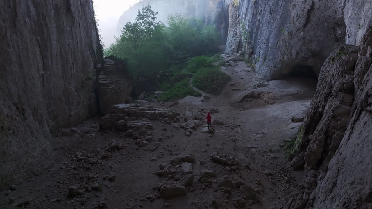 Buchi naturali nel tetto della Grotta di Prohodna visti dal cielo, Bulgaria