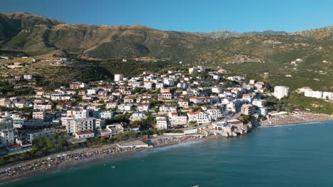 Der-Rückzug-Aus-Der-Luft-Zeigt-Die-Küstenstadt-Himare-An-Der-Albanischen-Riviera,-Albanien