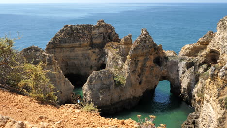 belleza natural única de la costa portuguesa, formaciones rocosas de ponta de piedade y arco natural en el océano atlántico, vista estática