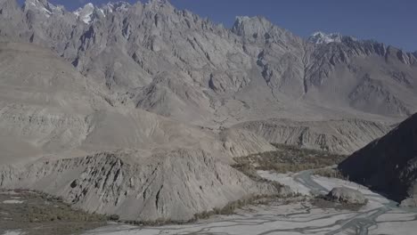 vista panorámica desde los picos de las montañas skardu hasta el fondo del valle