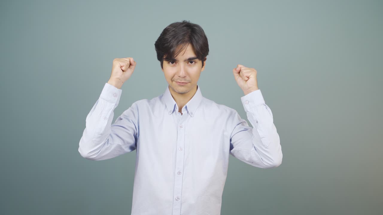 카메라 앞에서 동기부여 연설을 하는 남자