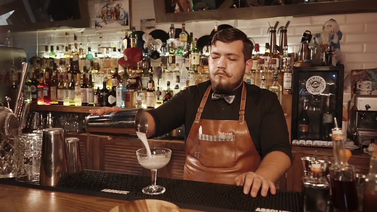 술집에서 테일을 만드는 바텐더