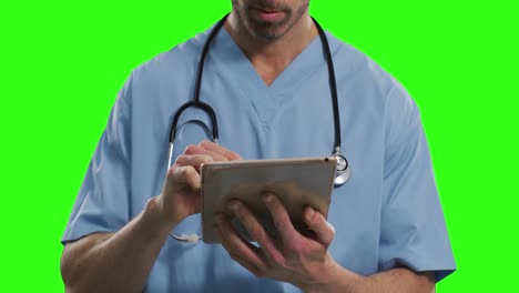 médico masculino caucásico en el fondo de la pantalla verde