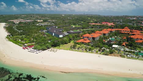 Hotelkomplexe-In-Bali-Nusa-Dua-Strand-Mit-Durchscheinendem-Tropischen-Wasser-An-Einem-Sonnigen-Tag