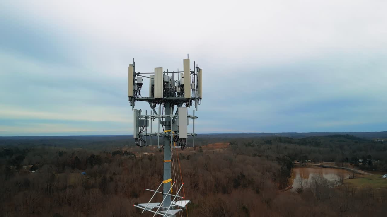 toma aérea inversa de la torre de teléfono celular en el bosque