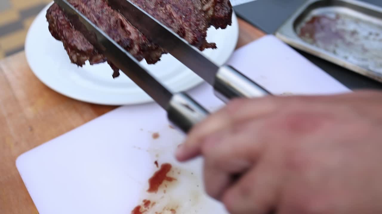 그릴 스테이크를 잘라내는 것