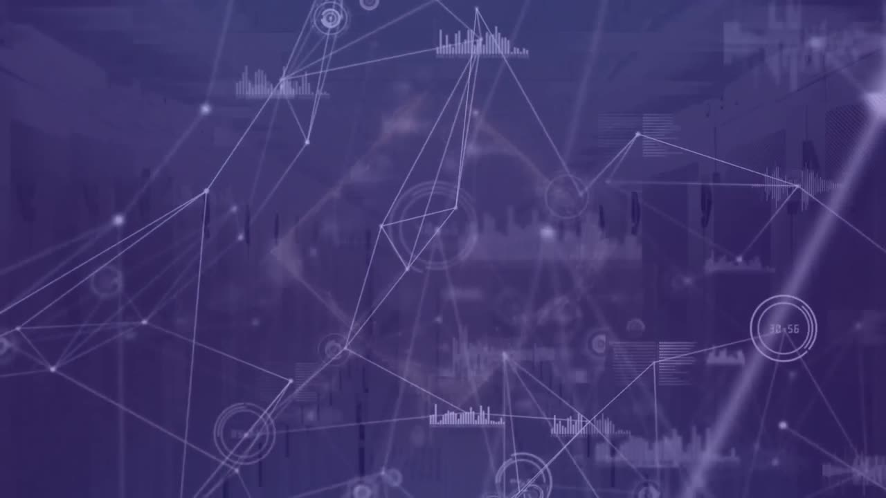 animación de la red de conexiones con procesamiento de datos a través de servidores informáticos sobre fondo púrpura