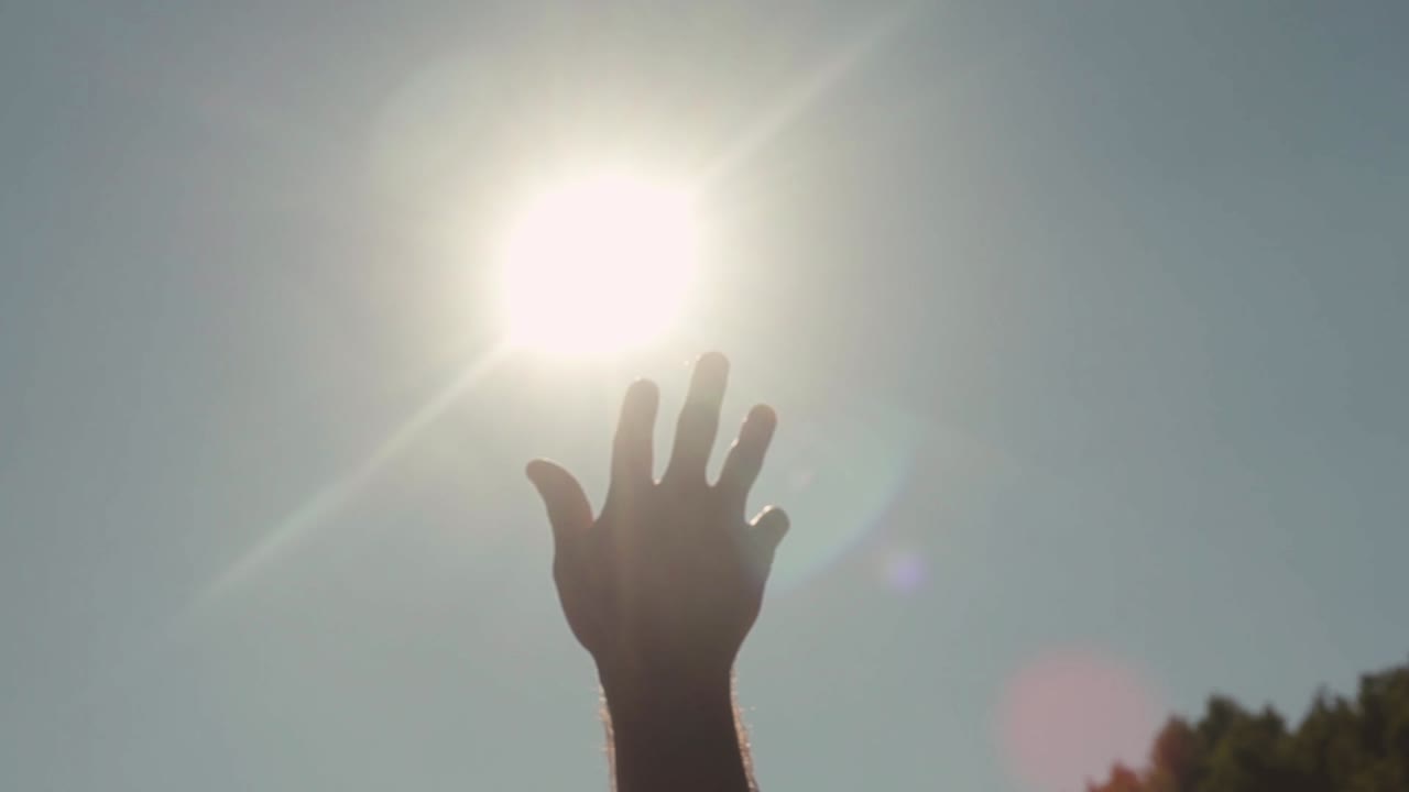 태양을 향해 손을 는
