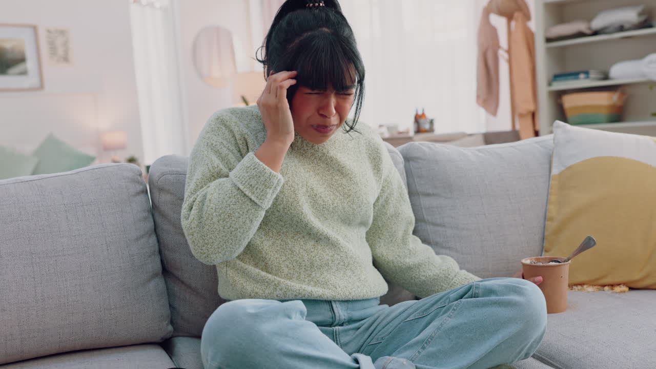 두통, 아이스크림, 소파에 앉은 여자