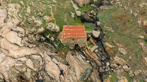 A-Gorgeous-Panorama-of-the-Blue-Waves-in-Malpica,-Spain---Aerial