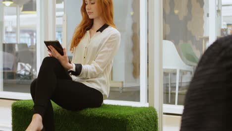 mujer ejecutiva usando tableta digital en la oficina 4k