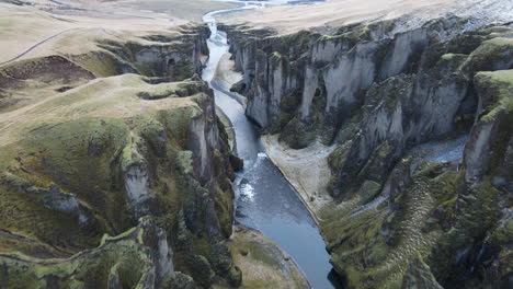 toma aérea del cañón fjadrargljufur en islandia a principios de invierno-2