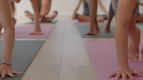 Un-Grupo-Cercano-De-Mujeres-En-Clase-De-Yoga-Practicando-La-Postura-Del-Cuervo-Entrenando-Un-Estilo-De-Vida-Saludable-Haciendo-Ejercicio-Disfrutando-De-La-Meditación-En-El-Gimnasio