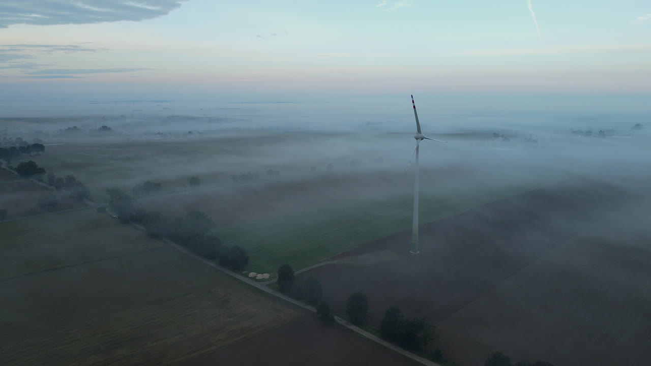 신비한 안개, 유럽 농업 분야에 풍차의 신비한 공중 샷