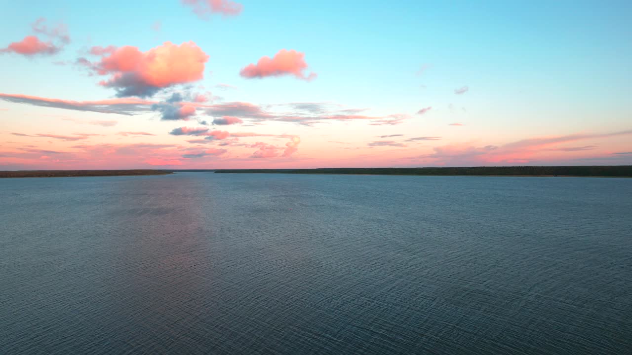 ondas sobre un lago tranquilo durante una puesta de sol armoniosa y colorida