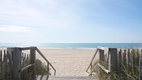 camminando su un sentiero verso il mare mediterraneo spiaggia di sabbia francia sete dune