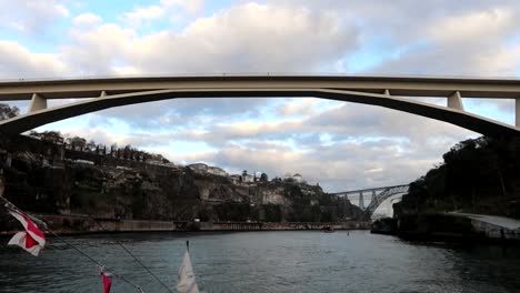 포르투갈 포르토 의 ponte infante dom henrique  ⁇  에서 라벨로 보트 가 항해 하고 있다