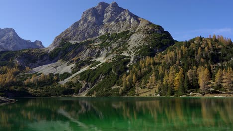 Vista-De-La-Montaña-Sonnenspitze-En-Otoño-Con-El-Tranquilo-Lago-Seebensee-En-Primer-Plano